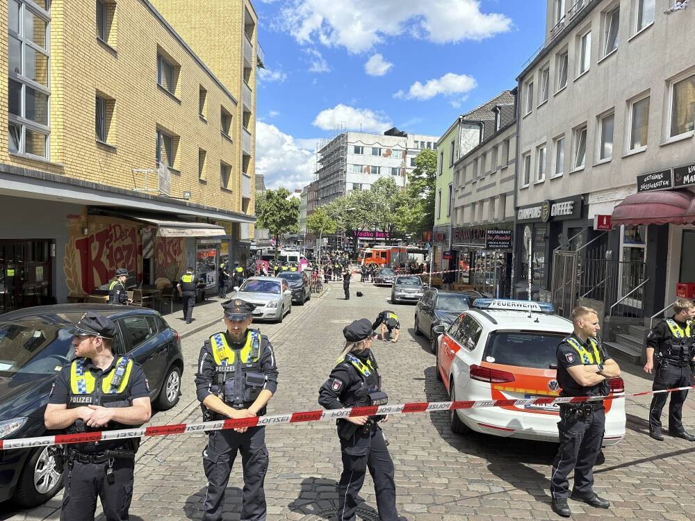 Полиция в Германии стреляет в нападающего, угрожающего топором и поджигающим устройством в Гамбурге