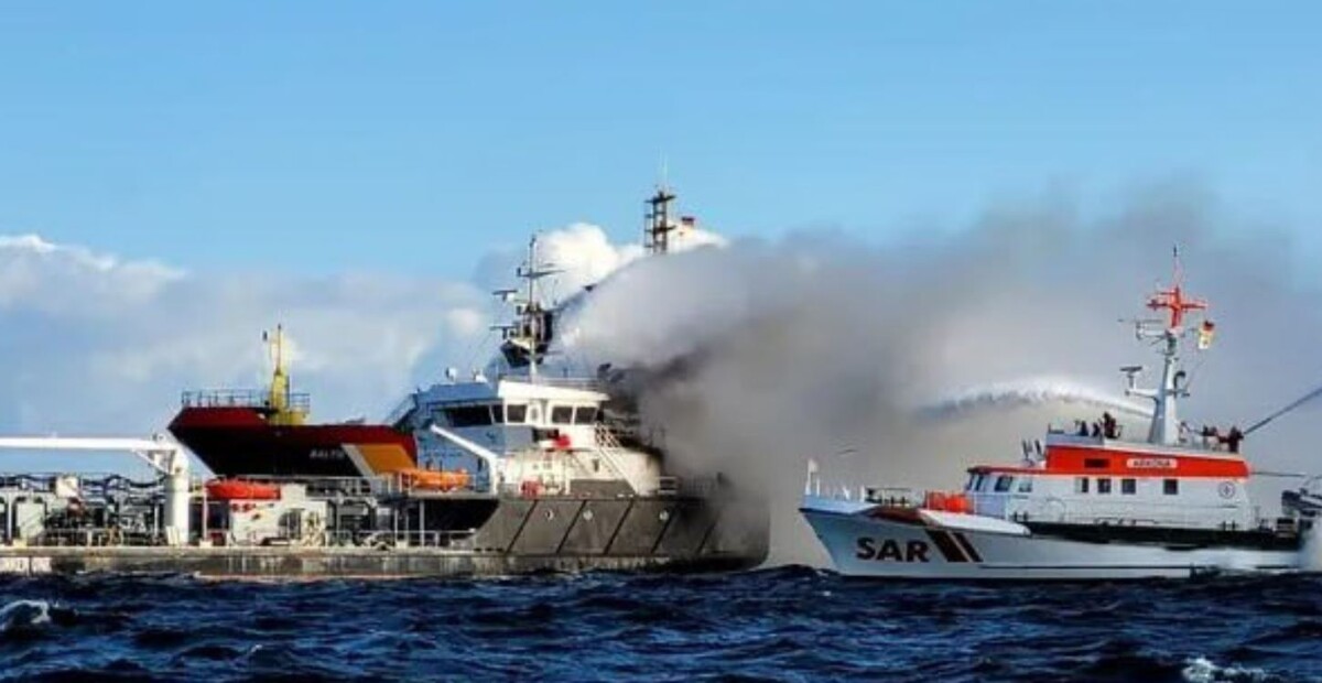 Пожар на небольшом нефтяном корабле в Балтийском море