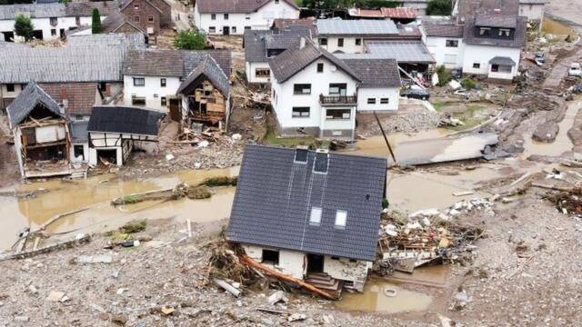 Спасатель погиб во время операции по спасению от наводнения на юге Германии