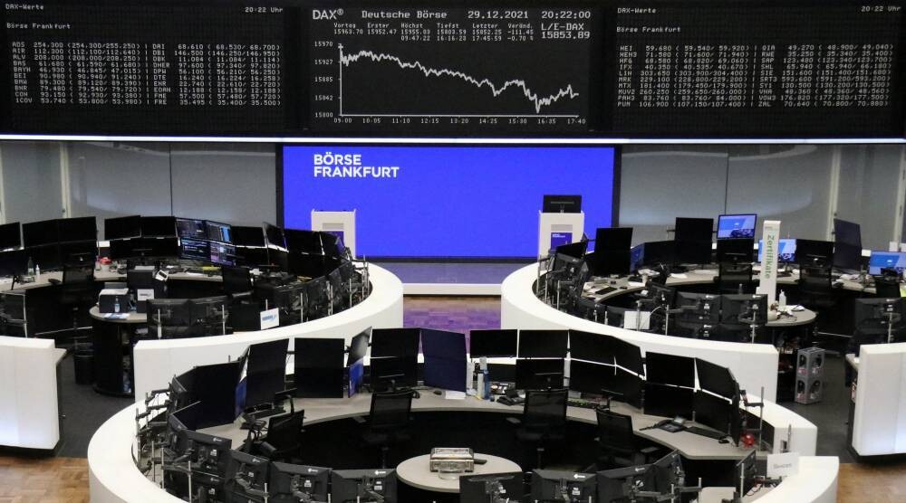 Европейские акции снижаются из-за осторожности относительно денежно-кредитной политики ФРС