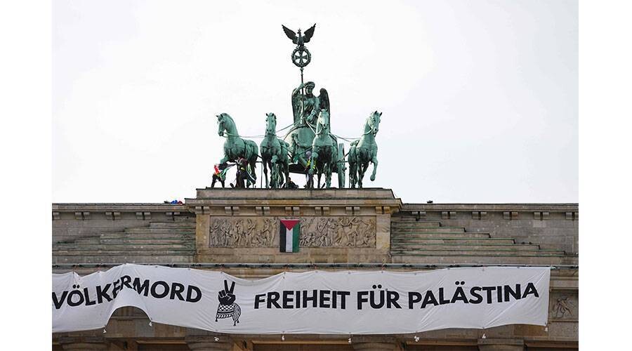Activists Scale Brandenburg Gate in Berlin Demanding Freedom for Palestine