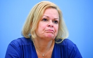 Германия вводит более строгий контроль на границе для сдерживания миграции