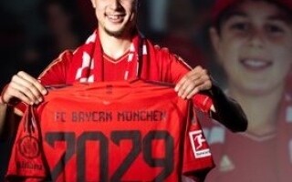 Полузащитник Баварии Александр Павлович продлил контракт до 2029 года