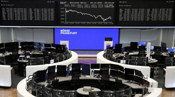 Европейские акции снижаются из-за осторожности относительно денежно-кредитной политики ФРС