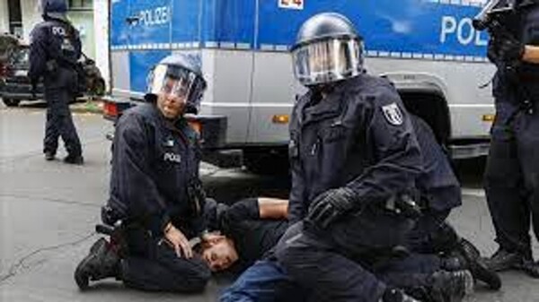 Полиция в Мангейме застрелила и ранила мужчину с ножом на митинге крайне правых