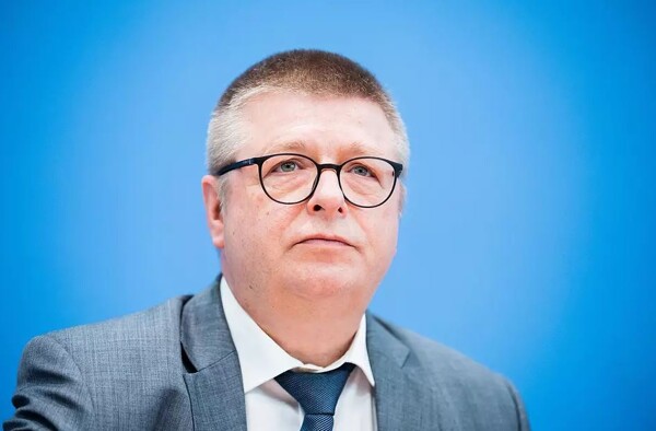 Глава немецкой разведки предупреждает о угрозах на юбилей