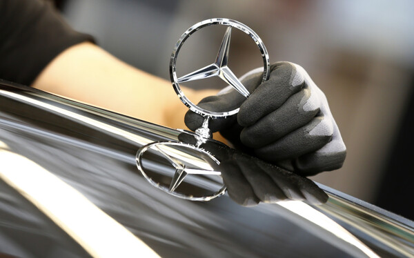 Акции Mercedes-Benz упали более чем на 8%