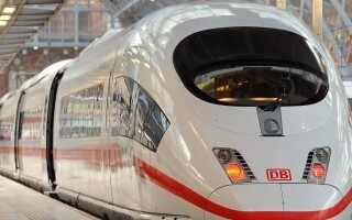 El conductor de un tren evita una colisión con un autobús escolar en Alemania