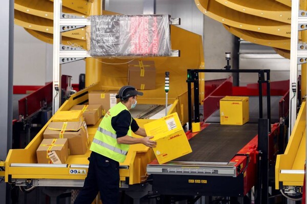 DHL Express приостанавливает высокоценные отправления в США